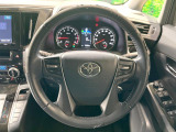 インテリアに合わせたデザインのステアリングは、運転される方のことも考え、運転しやすい形状、大きさです。是非一度、実際に触ってお確かめください。