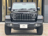 Jeepの特徴的な、丸目のライトと7スロットグリルです。