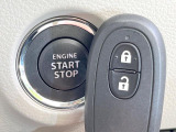【キーレススタートシステム】カバンやポケットに入れたままでもドアの施錠・解錠が可能なスマートキーを装備。エンジンのオン・オフ時もカギを取り出す必要が無いからとっても便利です♪