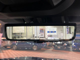 【スマートリヤビューミラー】後席の大きな荷物や同乗者で後方が確認しづらい時でも安心!カメラが撮影した車両後方の映像をルームミラー内に表示。クリアな視界で状況の確認が可能です!