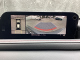 狭い場所での駐車やすれ違いなどでより的確な運転操作に役立つ360&deg;ビューモニターが装備されています。