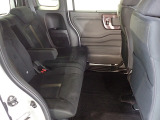 リアシートは足元も広々していて足を組めるほど余裕があります!又背もたれを左右別々に倒せるので長い物でも積めます。