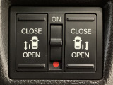 【両側パワースライドドア】両側がパワースライドドアになっており、運転席のスイッチやスマートキーでも開閉が可能です!開口部も広いので乗り降りも楽々♪