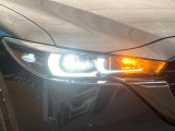 【LEDヘッドライト】悪天候や夜間走行時も良好な視界を確保し安心して運転できる高輝度LEDヘッドライトを装備!点灯速度が早く、消費電力も抑えられています。