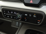 エアコンはオートエアコンでお好みの温度調整が出来、オールシーズン快適にドライブできます!さらに、運転席&助手席シートヒーターが付いてます。2段階に温度設定が可能です。
