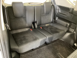 【3列目シート】しっかりした厚みの有るシートになりますので長い時間のドライブでも安心してお乗り頂けます♪