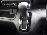 インパネシフトなら、足元広々でゆとりの空間を実現。スムーズなシフト操作と開放感で、運転席も助手席も快適なドライブが楽しめますね☆