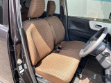 前席です。センターコンソールが無いので車内での左右移動が出来ます。