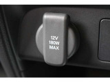 12V電源ソケットから、携帯の充電なども可能です。