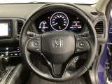 ハンドルにHondaセンシング系のクルーズコントロールやレーンキープアシストなどのスイッチと、オーディオの操作スイッチが装備されています。ハンドルから手を離さず安全に操作できます。