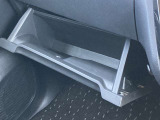 グローブボックスは奥行きがあり、日常品や車検証、その他の収納に便利です!