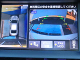 アラウンドビューモニターは、真上から見下ろした様に車の周囲を表示することで、駐車時の安全性と利便性を高めます。