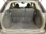 ラゲッジも広く使いやすいトランクは、開口部も広く荷物の積み下ろしもしやすいお車となっております。リアシートの背もたれは6:4の割合で分割して可倒できるので、長いお荷物などを載せることもできます。