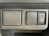 【運転席シートヒーター】冬場に重宝します♪車のエアコンではエンジンが暖まるまで暖かい風は出ませんが、電気でシートの中の熱線を暖めるので、エアコンより早く暖まります!