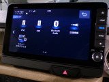 CD、DVD、Bluetooth、AM、FM、AUX、スマートフォン接続ができます。