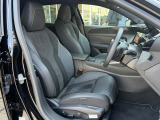 シートはホールド性も高く快適な運転をサポートします。シート材質はアルカンタラアンドテップレザー