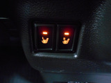 運転席&助手席にはシートヒーターが付いてます。寒い冬でもスイッチONで座面をあたたかくして、ドライブをさらに快適にしてくれます。シフトまわりにあるスイッチでHIとLOの2段階に温度設定が可能です。