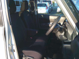 高い天井と広い足元は、普段の運転時はもちろん、長距離ドライブでも快適に過ごせます♪前席アームレスト付きです!
