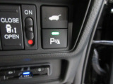 パワーテールゲートの開閉や・障害物との距離が近づくにつれてドライバーに警告音でお知らせするパーキングセンサー等のスイッチ類は運転席の右側、手の届きやすい位置にあります。