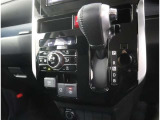 インパネシフトで操作もしやすいです。オートエアコンなので、車内は一年中快適です♪