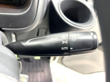 【オートライト】周りの明るさに応じて自動でヘッドライトの点灯・消灯ができる機能です!ライトの付け忘れ・消し忘れなどが無くなり、雨の日や夕方の走行も安心!トンネル通過時も便利ですね♪