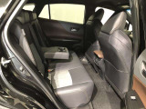 【後部座席】も当然、綺麗・清潔に仕上げております。内装の綺麗なお車は気持ちが良いですし、コンディションのいい車が多いです。これもオススメの1台です。