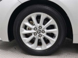 純正アルミホイールは精度が高く、走行の安定性が優れています。タイヤサイズ205/55R16