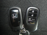 スマートキー付!キーを取り出さなくてもドアロックの施錠・開錠、エンジンの始動が出来ます!雨の日や荷物の多い日にとても便利ですね♪