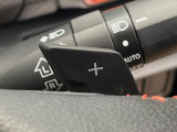 【パドルシフト】ハンドルから手を離さずに素早くシフトアップ&ダウンができるので、エンジンブレーキを使う下り坂や高速道路の合流で加速したい場面で役立ちます。