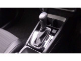 手に馴染むフロアシフトで、運転がさらに直感的で快適に。スタイリッシュなデザインとスムーズな操作感が、毎日のドライブをもっと楽しくします!