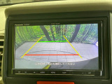 【バックカメラ】駐車時に後方がリアルタイム映像で確認できます。大型商業施設や立体駐車場での駐車時や、夜間のバック時に大活躍!運転スキルに関わらず、今や必須となった装備のひとつです!