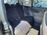 ★リアシート★昔に比べて足元がゆったり広くなりました。運転席だけではなく、すべての席に座ってみて下さい。同乗者様もきっと喜ばれると思います。
