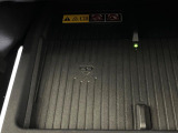 【ワイヤレス充電】車のワイヤレス充電は、スマートフォンを充電パッドに置くだけで簡単に充電できる便利な機能です。ケーブルが不要なので車内がすっきりし、運転中でも安全に使えます。