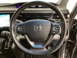 ハンドルにHondaセンシング系のクルーズコントロールやレーンキープアシストなどのスイッチと、オーディオの操作スイッチが装備されています。ハンドルから手を離さず安全に操作できます。