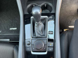 シフトレバーはギアのポジションも確認しやすいです。手に馴染みやすく操作性にも優れています。電動パーキングブレーキを搭載。スイッチ操作でパーキングブレーキを作動・解除することが可能です。