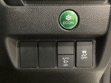 VSA装備車です。VSAはドライバーの操作と車の動きを見守っています。もし車の挙動が乱れたとき、4輪別々にブレーキをかけたり、エンジンパワーをしぼることによって車を安定させます。