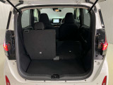 後部座席は分割でシートを倒すことができます。大きな荷物、ゴルフバックも積めます。上質で広々とした室内だから、みんなが心地よく車内で快適に過ごせます♪