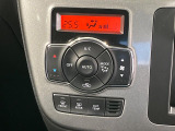 【オートエアコン】一度お好みの温度に設定すれば、車内の温度を検知し風量や温度を自動で調整。暑い&hellip;寒い&hellip;と何度もスイッチ操作をする必要はありません。快適な車内空間には必須の機能ですね♪