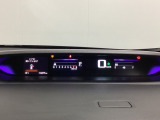 デジタル表示のスピードメーターとタコメーターを大きく配した見やすいメーター部になっています。左側のインフォメーション画面でオドメーターや燃費などの情報を確認できます。