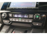 フルオートエアコンが装備されています!お好みの温度設定をするだけでエアコンの風量やモードの切り替えを自動でコントロールしてくれます!ユーザーの操作が少なく燃費走行にもつながります!