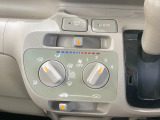 寒い冬も暑い夏も全席に快適な空調を届けてくれる、ダイヤル式エアコンを装備♪
