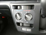 マニュアルエアコン装着です。夏は、快適に、冬でも車内の曇りを取ってくれるので安全です。