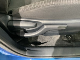 シートハイトアジャスターが付いているので運転姿勢を調整するのに便利ですね。身長に合ったシートポジションは安全運転や疲労軽減にもつながります。