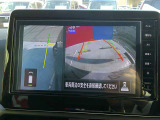 【アラウンドビューモニター】空から見下ろすような視点で、スムースな駐車と安全確認をサポートします。