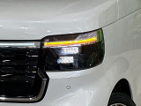 【LEDヘッドライト】悪天候や夜間走行時も良好な視界を確保し安心して運転できる高輝度LEDヘッドライトを装備!点灯速度が早く、消費電力も抑えられています。