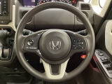 ハンドルにHondaセンシング系のクルーズコントロールやレーンキープアシストなどのスイッチと、オーディオの操作スイッチが装備されています。ハンドルから手を離さず安全に操作できます。
