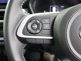 ステアリングスイッチ付き。前方から目を離すことなく操作することが可能です。