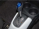 誤操作の少ないゲート式シフトレバーを装備しております。