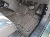 【フロントのフロアマット】前席は純正フロアマット付きです。大きな汚れもなく、使用感も少なめで綺麗な状態です。