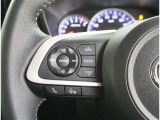 ステアリングスイッチで簡単なオーディオ操作ができ便利です。